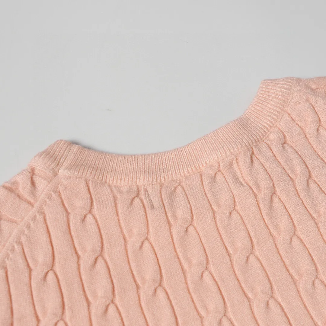 P186 Style No.: 601 -Ralph Lauren RL classic war horse logo embroidered pullover long-sleeved sweater on the chest -The item is made of custom-dyed and custom-spun yarn, purchased from the original version. A full set of customized accessories. Details determine success or failure. Heavy new autumn and winter product. High weight. Soft and delicate. The upper body effect is very nice. Loose fit. Women's model. -Color: white, gray, navy blue, red, khaki, blue, pink. -Sizes: S / M/ Ｌ S size 80-100 jins, M size 100-120 jins, Large size 120-135 jins